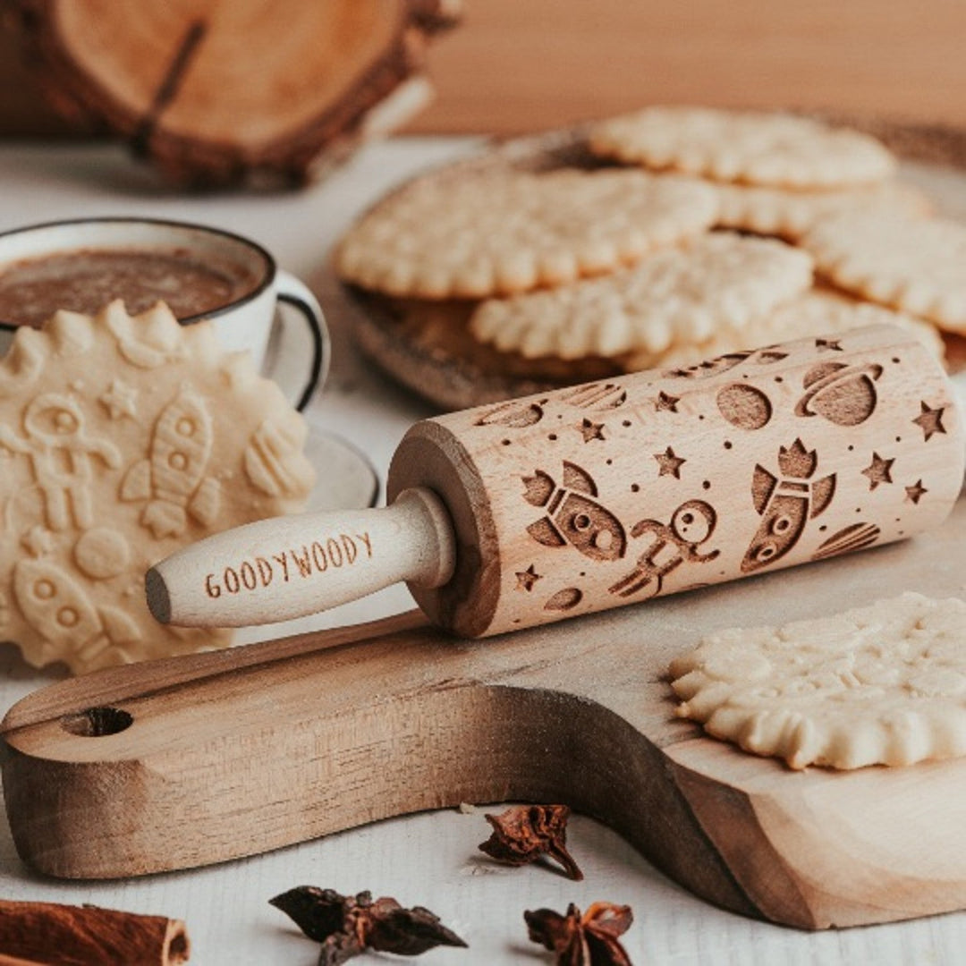 Goody Woody gravirani valjak za tijesto, 23,5 cm, bukovo drvo, uzorak svemira