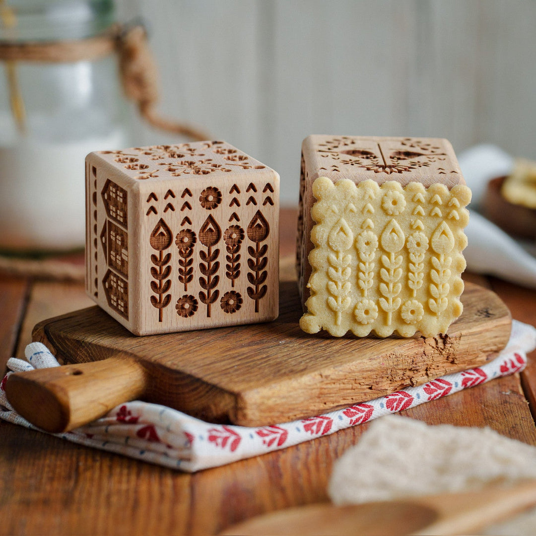 Goody Woody gravirani kockasti podmetač za tortu, 6 cm, bukovo drvo, 6 dizajna, skandinavski stil