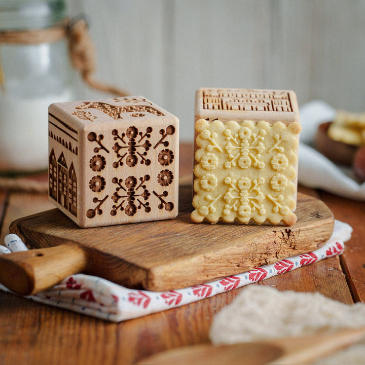 Goody Woody gravirani kockasti podmetač za tortu, 6 cm, bukovo drvo, 6 dizajna, skandinavski stil