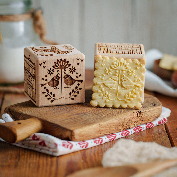 Goody Woody gravirani kockasti podmetač za tortu, 6 cm, bukovo drvo, 6 dizajna, skandinavski stil