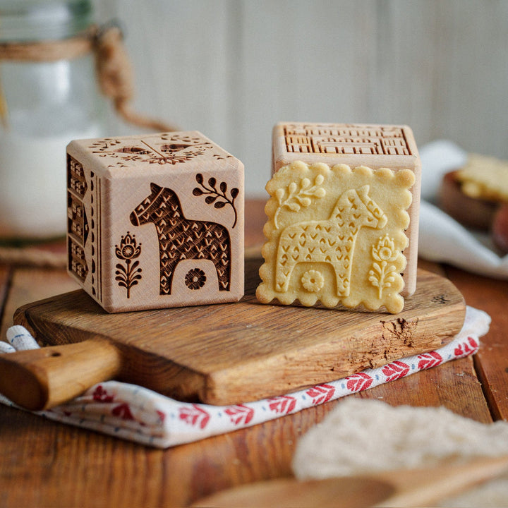Goody Woody gravirani kockasti podmetač za tortu, 6 cm, bukovo drvo, 6 dizajna, skandinavski stil