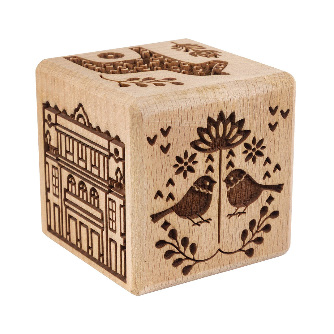 Goody Woody gravirani kockasti podmetač za tortu, 6 cm, bukovo drvo, 6 dizajna, skandinavski stil