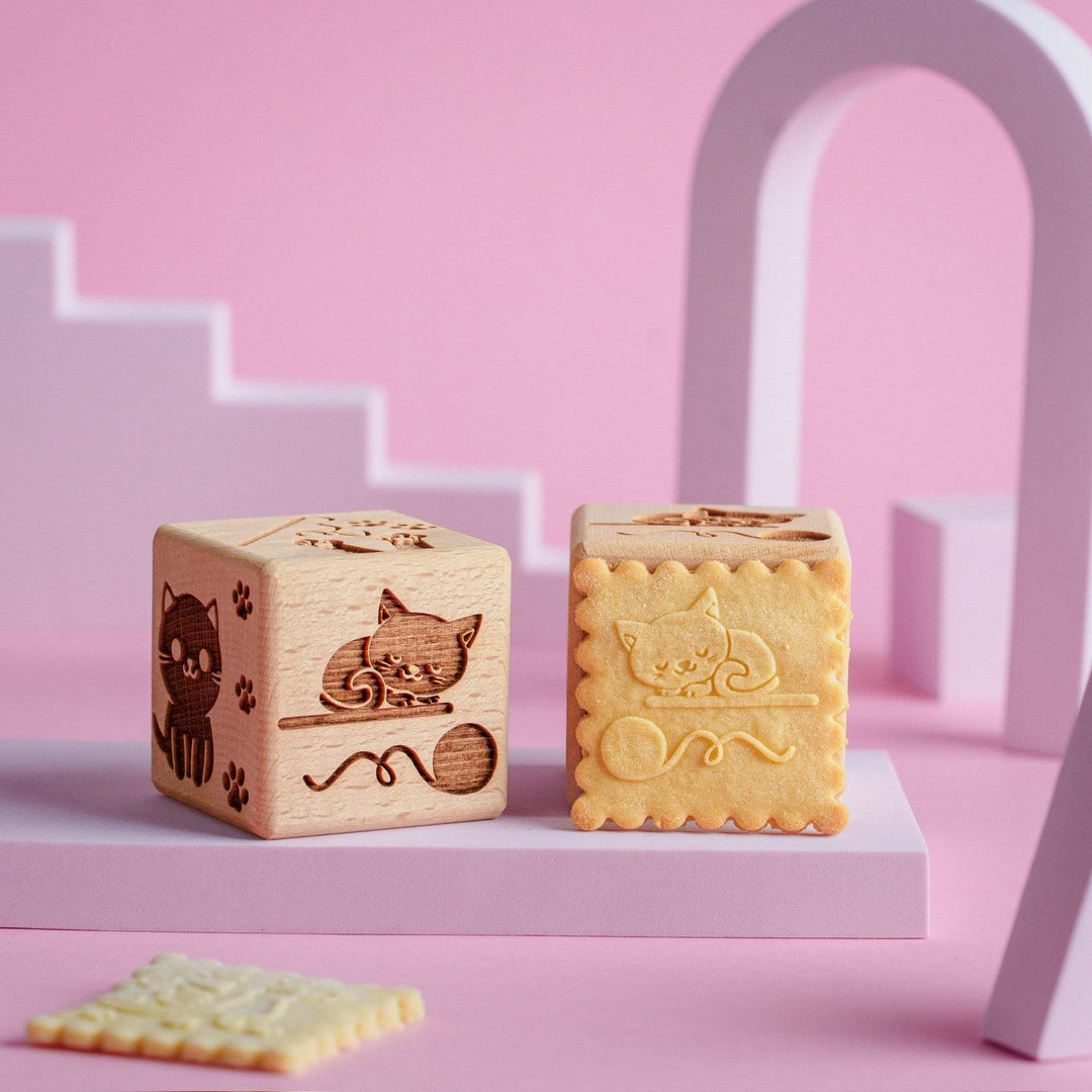 Goody Woody gravirani kockasti podmetač za tortu, 6 cm, bukovica, 6 dizajna, mačke