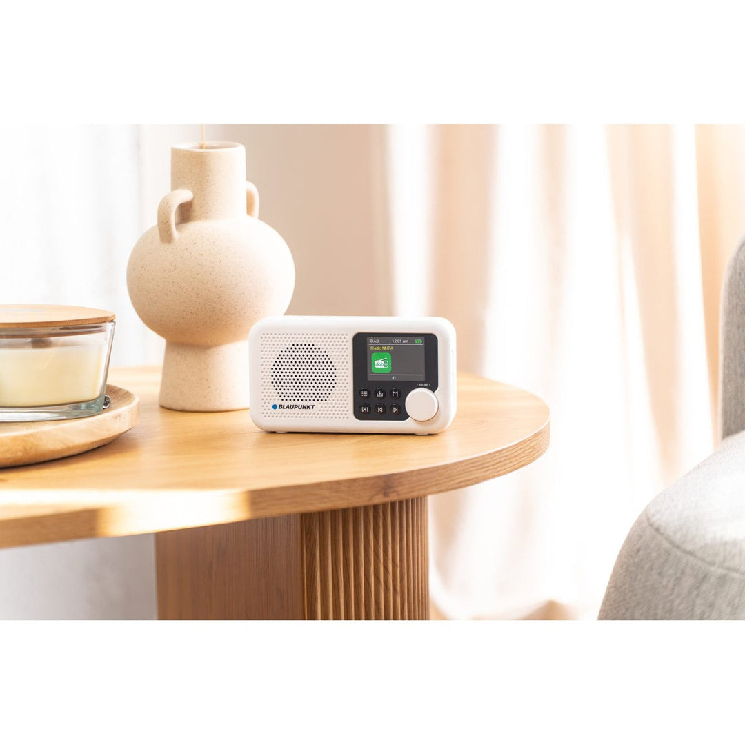Blaupunkt prijenosni radio, DAB+ digitalni radio i FM tuner, Bluetooth, izlaz za slušalice, 2,4-inčni bočni zaslon, funkcija sata i alarma, napajanje baterijama i punjenje putem USB-C, DR8WH