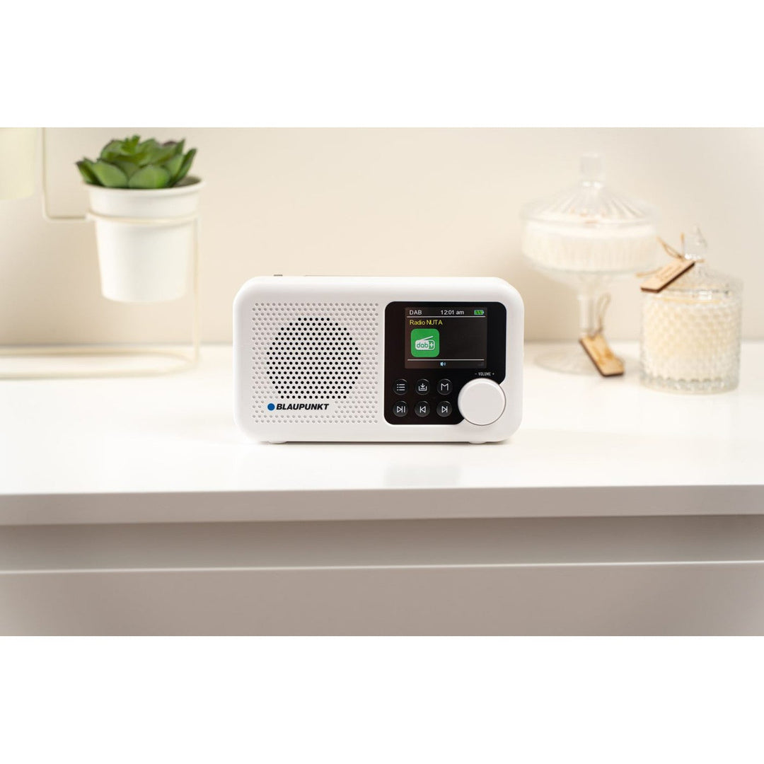 Blaupunkt prijenosni radio, DAB+ digitalni radio i FM tuner, Bluetooth, izlaz za slušalice, 2,4-inčni bočni zaslon, funkcija sata i alarma, napajanje baterijama i punjenje putem USB-C, DR8WH