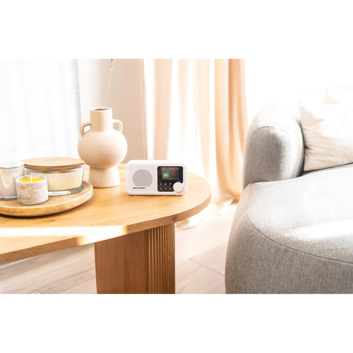 Blaupunkt prijenosni radio, DAB+ digitalni radio i FM tuner, Bluetooth, izlaz za slušalice, 2,4-inčni bočni zaslon, funkcija sata i alarma, napajanje baterijama i punjenje putem USB-C, DR8WH