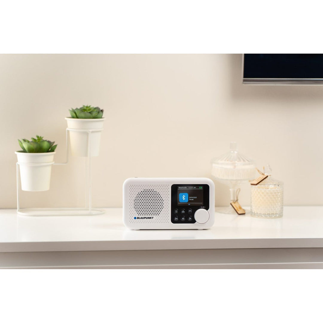 Blaupunkt prijenosni radio, DAB+ digitalni radio i FM tuner, Bluetooth, izlaz za slušalice, 2,4-inčni bočni zaslon, funkcija sata i alarma, napajanje baterijama i punjenje putem USB-C, DR8WH