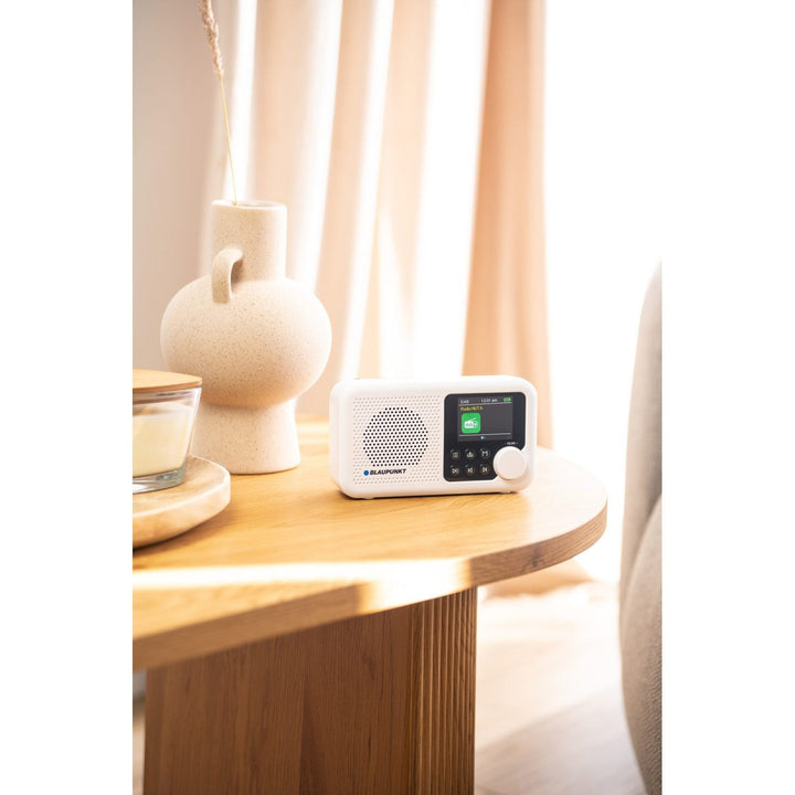 Blaupunkt prijenosni radio, DAB+ digitalni radio i FM tuner, Bluetooth, izlaz za slušalice, 2,4-inčni bočni zaslon, funkcija sata i alarma, napajanje baterijama i punjenje putem USB-C, DR8WH