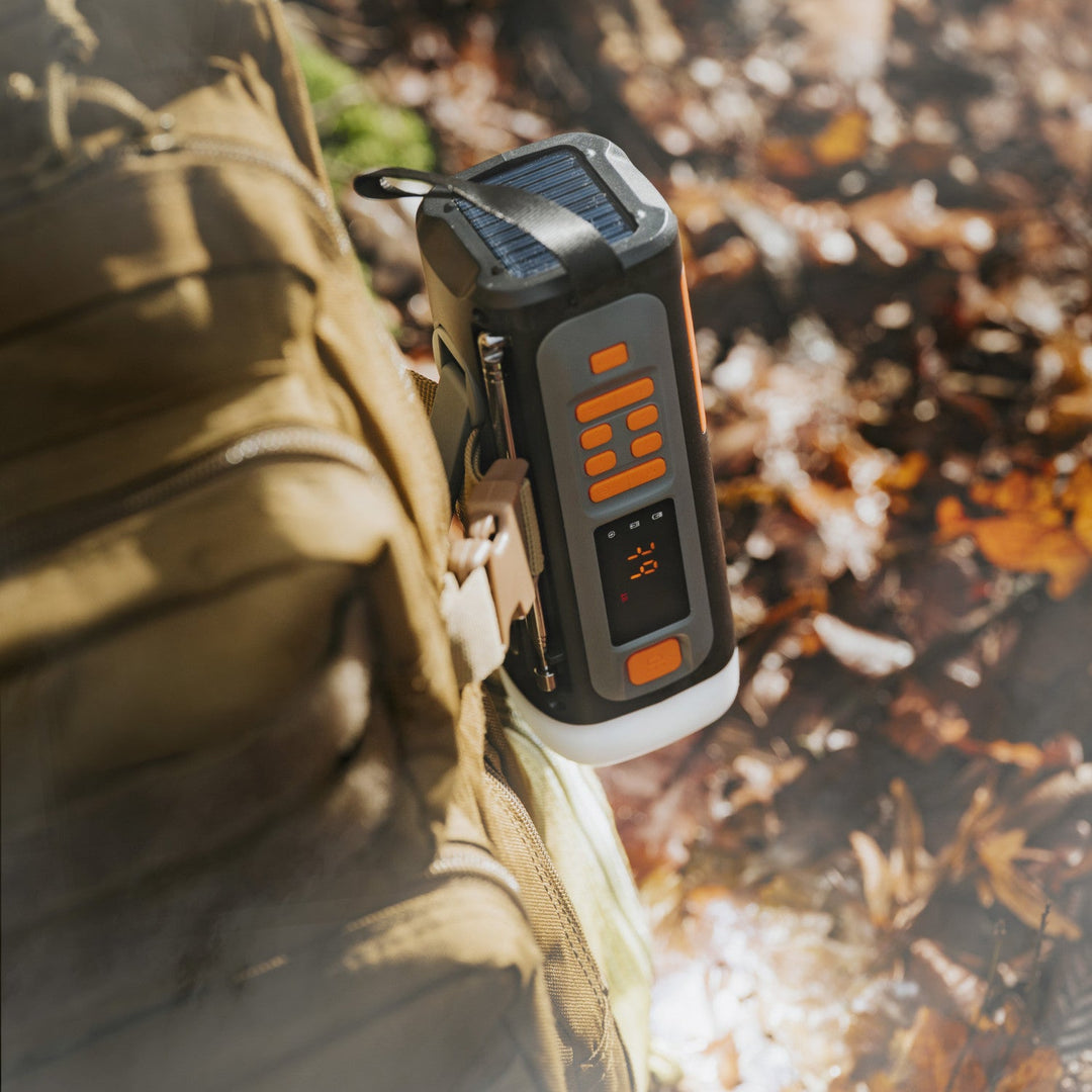Adler radio za hitne slučajeve sa solarnim panelom, ručnom kurblom i power bankom, Bluetooth 5.0, 4W LED lampa, 4500 mAh, AD 1920