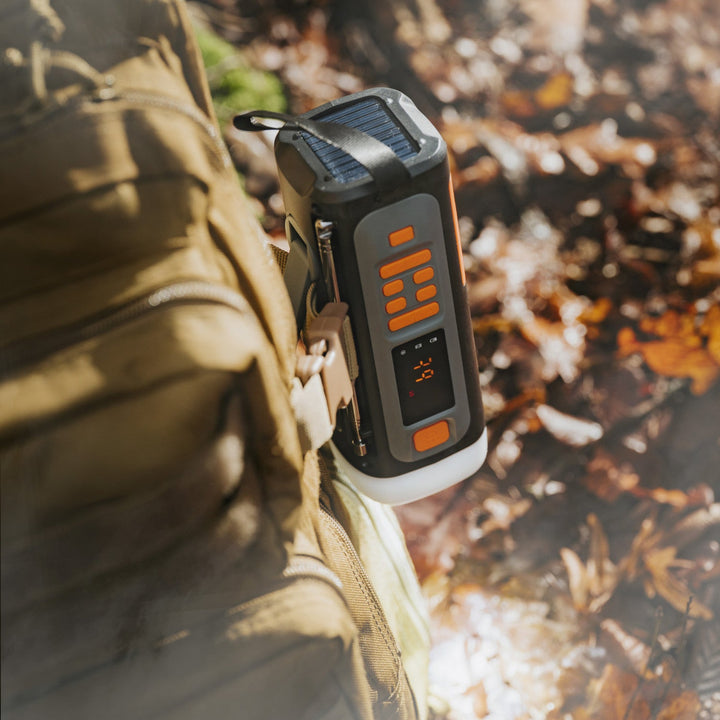 Adler radio za hitne slučajeve sa solarnim panelom, ručnom kurblom i power bankom, Bluetooth 5.0, 4W LED lampa, 4500 mAh, AD 1920