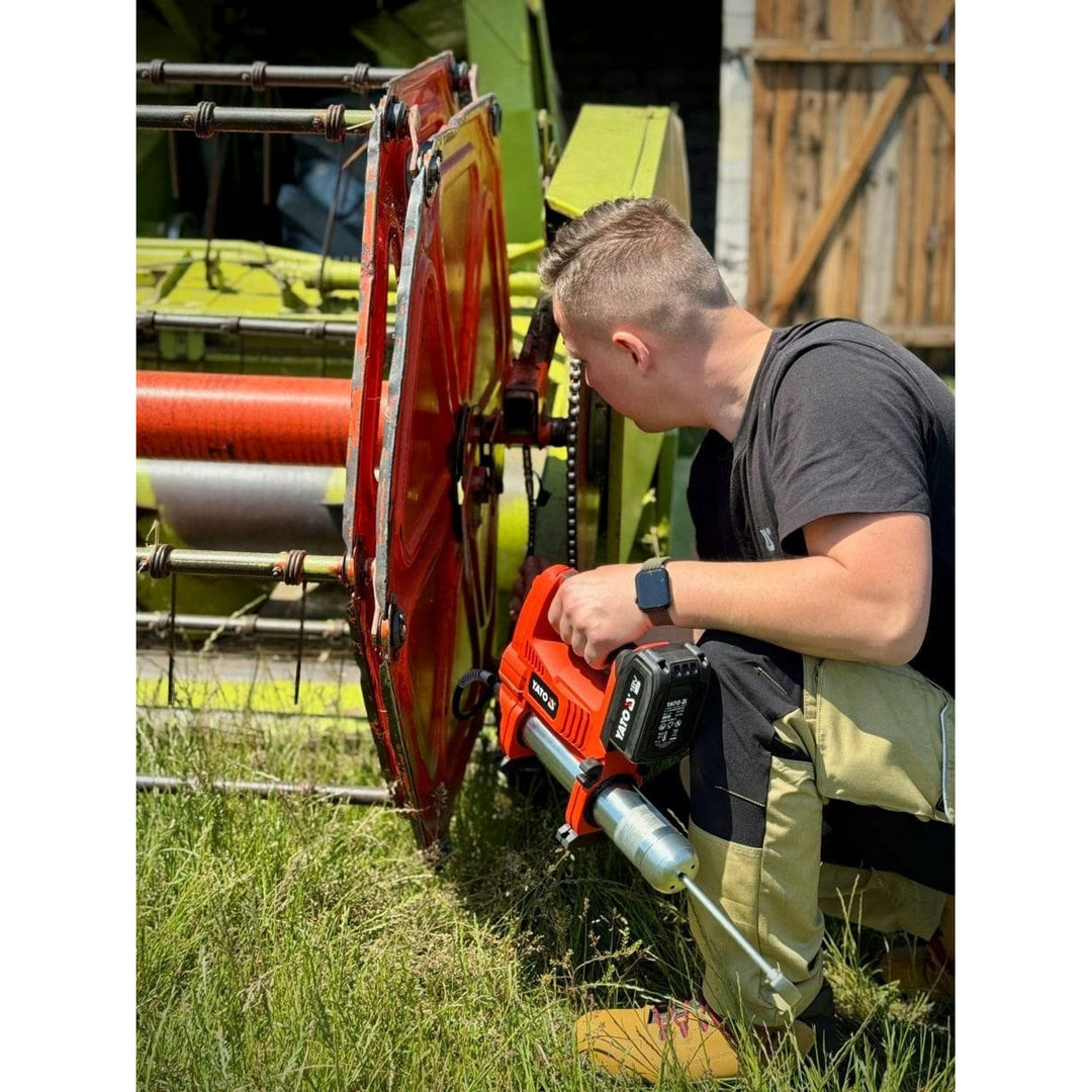Yato bežična pištolj za mast, uključuje punjač i bateriju od 3 Ah, tlak od 620 bara, integrirano LED radno svjetlo, velika snaga i protok od 284 g/min, YT-07020