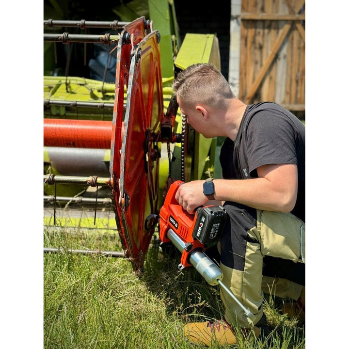 Yato bežična pištolj za mast, uključuje punjač i bateriju od 3 Ah, tlak od 620 bara, integrirano LED radno svjetlo, velika snaga i protok od 284 g/min, YT-07020