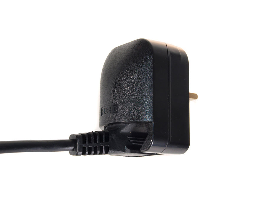 Adaptor Maclean MCE70 EU la Marea Britanie 250 V 13A Negru