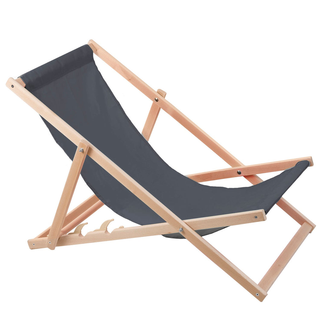 Udobna siva drvena ležaljka, idealna za plažu, balkon ili terasu