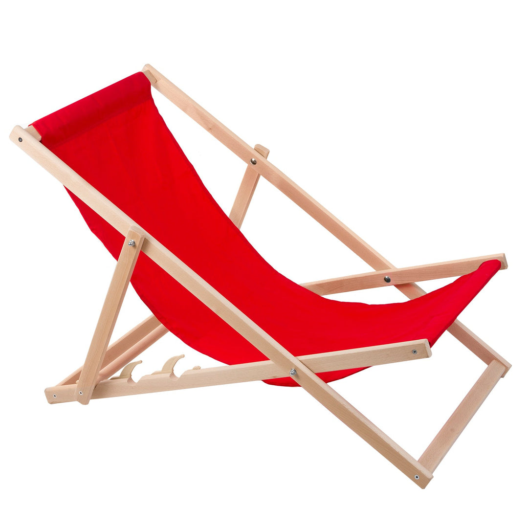 Udobna crvena drvena ležaljka, idealna za plažu, balkon ili terasu.