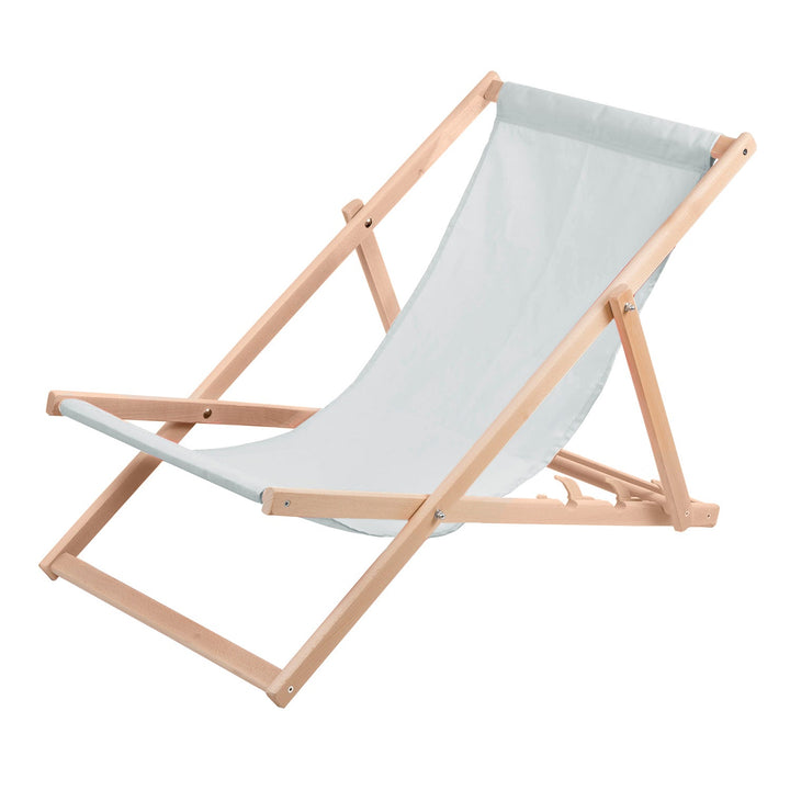 Udobna svijetlosiva drvena ležaljka, idealna za plažu, balkon ili terasu.